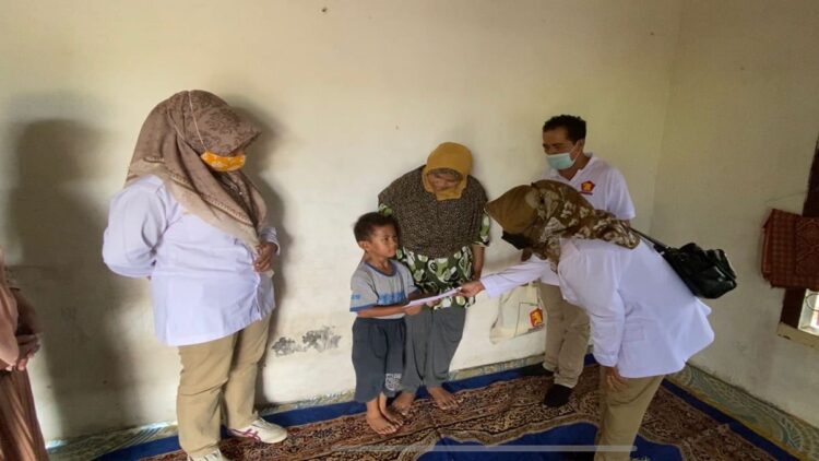 Pengurus DPD Gerindra Sumbar menyerahkan bantuan dari Andre Rosiade untuk bocah tanpa anus di Byppas, Batipuh Panjang. (IST)