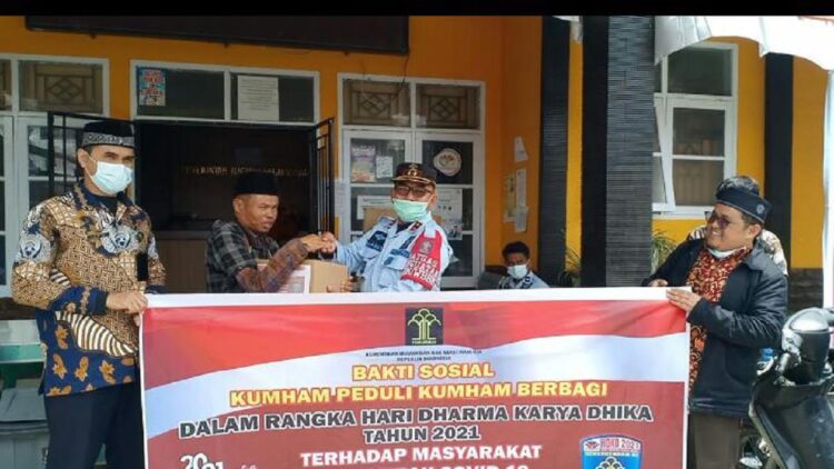 Lapas kelas III Alahan Panjang langsung menyerahkan bantuan sembako bagi masyarakat sekitar lapas. (IST)