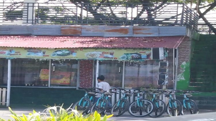 Aksi pemalakan oleh juru parkir sering dialami pengunjung di Pantai Padang. (IST)