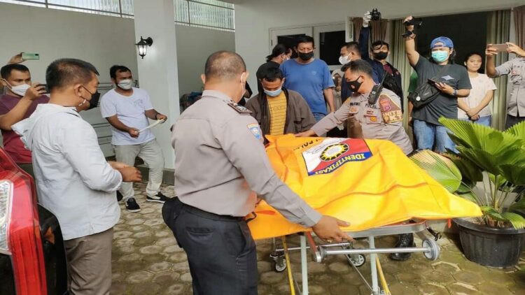 Satu orang korban tewas dievakuasi petugas polisi. (IST)