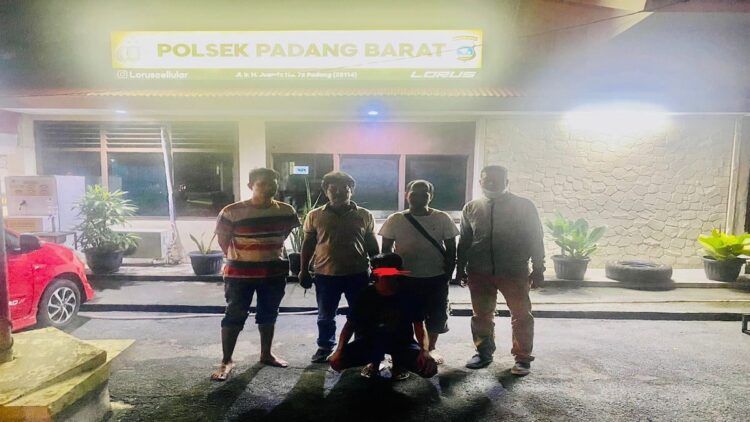 Tim Opsnal Polsek Padang Barat Berhasil Ciduk Jukir Pemalak Pengunjung Pantai Padang 1 Tim Opsnal Polsek Padang Barat menangkap juru parkir yang memalak pengunjung Pantai Padang. (IST)