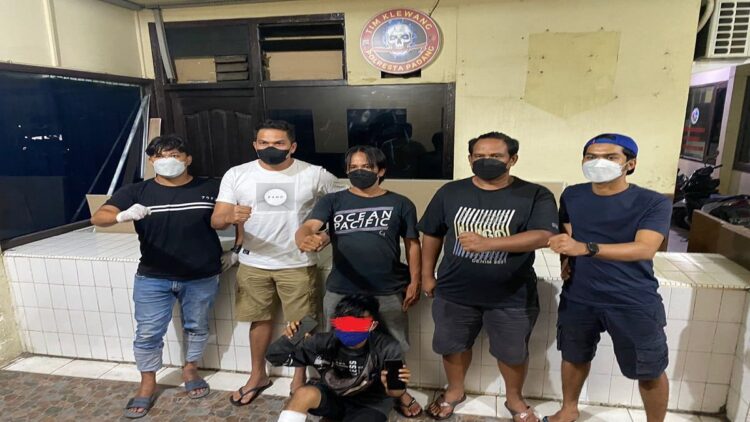 Pencuri HP ini terpaksa ditembak di bagian kaki karena mencoba melarikan diri dari petugas saat ditangkap. (IST)