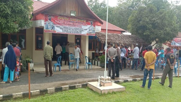 Warga Antusias Ikuti Vaksinasi di Polsek Sangir Batang Hari, Solsel 1 Warga mengikuti vaksinasi massal yang digelar Polsek Sangir Batang Hari. (IST)
