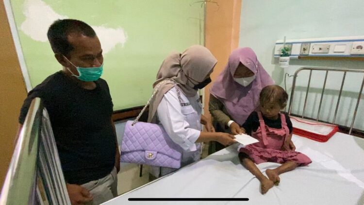 Andre Rosiade Bantu Pengobatan Bocah Penderita Tumor Perut asal Solsel 1 Pengurus DPD Partai Gerindra Sumbar Nurhaida menyerahkan bantuan dari Anggota DPR RI Andre Rosiade kepada penerita tumor perut Fhalenia di RSUP M Djamil Padang. (IST)