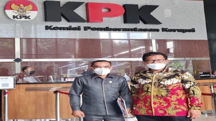 Ketua DPRD Kabupaten Solok Dodi Hendra bersama Ketua Fraksi PPP Dendi mendatangi Kantor Komisi Pemberantasan Korupsi (KPK) RI Senin (25/10) di Jakarta. (IST)