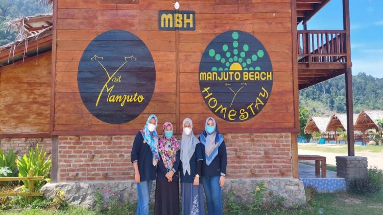 Dorong Penerapan CHSE Industri Wisata selama Pandemi COVID-19, Tim PKM PNP Beri Sosialisasi dan Pelatihan di Manjuto Beach, Pessel 1 Tim PKM PNP terdiri dari Abdiani Khairat Nadra, Yudhytia Wimeina, Novi Yanita, dan Rini Eka Sari di sela-sela kunjungan ke Manjuto Beach, Pessel. (IST)