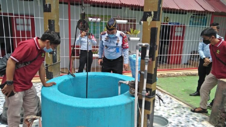 Pihak Lapas Kelas III Suliki, Kabupaten Limapuluh Kota memperlihatkan sumur peninggalan Belanda yang masih menjadi sumber air di lapas tersebut. (IST)