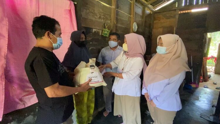 Pengurus Gerindra Sumbar menyerahkan bantuan sembako dan uang tunai dari Anggota DPR RI Andre Rosiade untuk keluarga Asma di Air Manis, Padang Selatan. (IST)