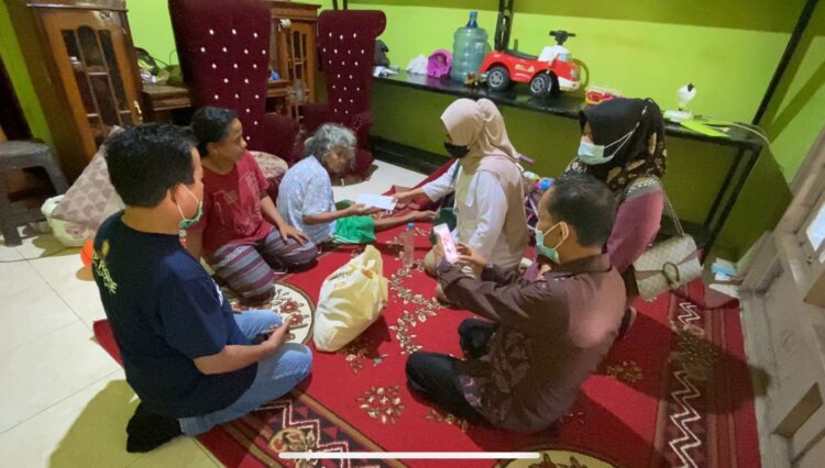 Andre Rosiade Bantu Lansia Terkena Stroke di Padang Sarai 1 Pengurus DPD Gerindra Sumbar menyerahkan bantuan untuk lansia Asni di Padang Sarai, Kecamatan Kototangah.