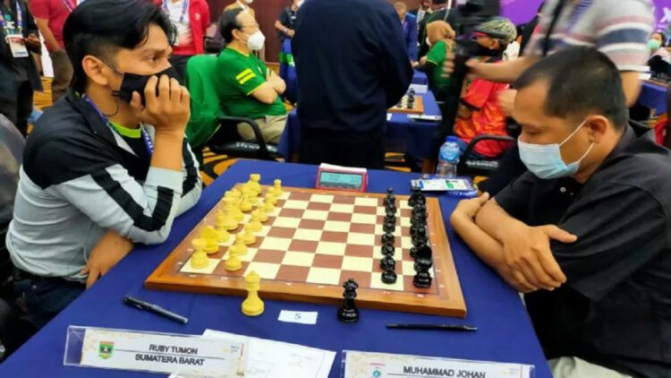 Atlet catur Sumbar saat berlaga melawan atlet dari Sulawesi di PON XX Papua. (KONI Sumbar)
