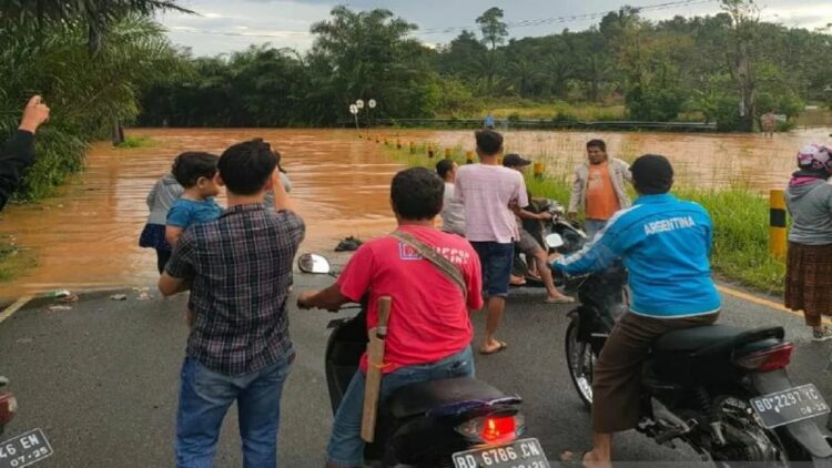 Hujan Lebat, Picu Longsor dan Banjir Rendam 10 Desa di Bengkulu Tengah 1 Kondisi banjir di Kabupaten Bengkulu Tengah, Provinsi Bengkulu, Selasa (19/10/2021) yang merendam permukiman warga di 10 desa. (FOTO ANTARA/Helti Marini Sipayung)