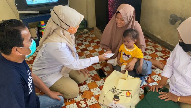 Pengurus Gerindra Sumbar menyerahakan uang tunai dan sembako dari Andre Rosiade kepada keluarga Shanum, balita penderita jantung bocor di Lubeg.