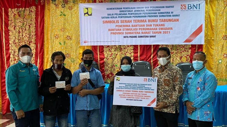 Andre Rosiade Salurkan Bantuan Bedah 200 Rumah di Sumbar 1 Pelaksanaan kegiatan serah terima buku tabungan kepada penerima bantuan rumah swadaya di Kantor Camat Padang Utara dari program yang digagas Andre Rosiade.