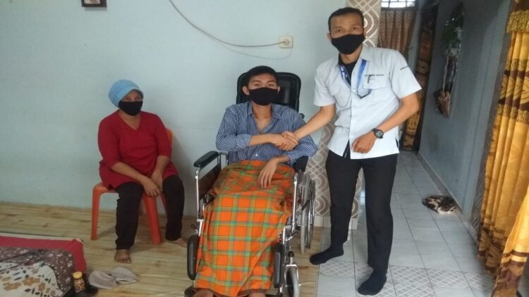 Salah seorang warga Anduriang bernama Arifin yang mengalami kelumpuhan akibat kecelakaan, menerima bantuan kursi roda dari program Peduli Kesehatan UPZ Baznas Semen Padang. Bantuan tersebut diserahkan tim UPZ Baznas Semen Padang beberapa waktu lalu.
