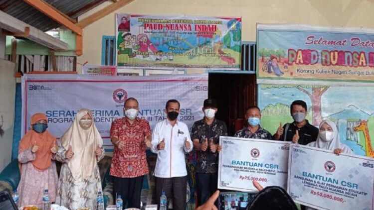 Bantuan dari CSR Semen Padang di Pasaman Barat.