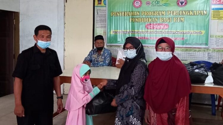 PT Semen Padang Salurkan 62 Paket Bantuan Pendidikan untuk Pelajar RTM di Limau Manis Selatan 1 Acara penyerahan bantuan pendidikan sebanyak 62 paket, di Limau Manis Selatan, Jumat (8/10/2021).