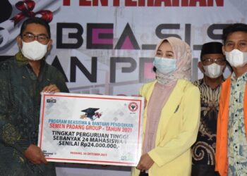 Semen Padang-UPZ Salurkan 738 Beasiswa untuk Pelajar dan Mahasiswa