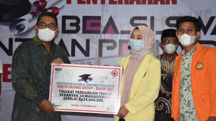 Semen Padang-UPZ Salurkan 738 Beasiswa untuk Pelajar dan Mahasiswa 1 Direktur Utama PT Semen Padang Yosviandri menyerahkan beasiswa kepada perwakilan mahasiswa dalam acara yang dilaksanakan di GSG PT Semen Padang, Selasa (26/10/2021). Pada acara itu PT Semen Padang menyalurkan beasiswa kepada 738 pelajar, mahasiswa, dan atlet berprestasi.