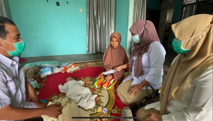 Pengurus Gerindra Sumbar menyerahkan bantuan uang tunai dan sembako dari Andre Rosiade kepada keluarga balita Nafisa di Kuranji, Padang.