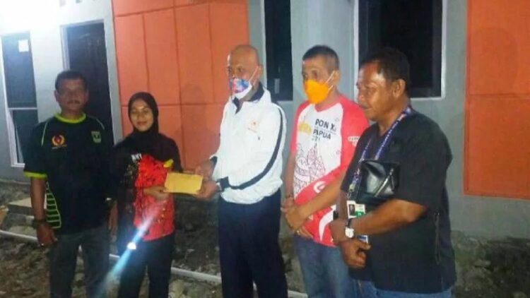 Wah! Gubernur Sumbar Beri Bonus Spontan untuk Peraih Medali di PON XX Papua 1 Gubernur Mahyeldi beri bonus spontan untuk atlet Sumbar yang meraih medali di PON XX Papua.