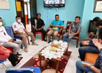 Upss! Buang Sampah ke Sungai, Warga Payakumbuh Ini Dapat Teguran Keras DLH