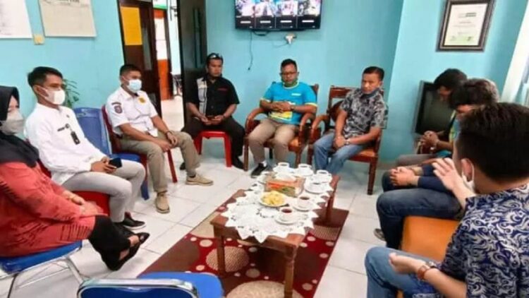 Warga yang kedapatan membuang sampah ke sungai saat mendatangi Dinas Lingkungan Hidup (DLH) Payakumbuh. (Antara/HO-Dinas Lingkungan Hidup)