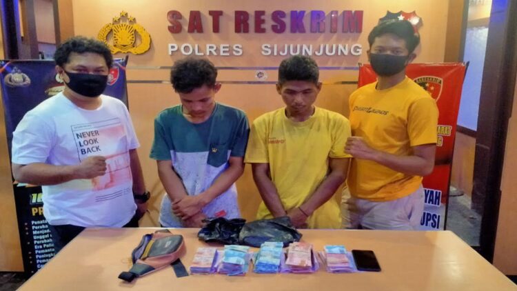 Dua karyawan toko yang menggelapkan uang bosnya diciduk jajaran Polres Sijunjung.