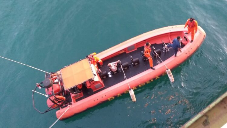 Evakuasi nelayan asal Sumut yang hilang di perairan Agam oleh Basarnas. Nelayan ini ditemukan selamat. (Humas Basarnas)