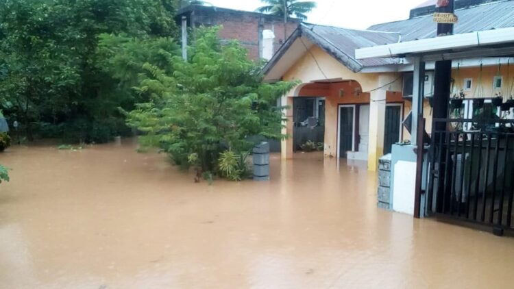 Genangan setinggi paha orang dewasa di kawasan Tabing Banda Gadang, Kecamatan Nanggalo.