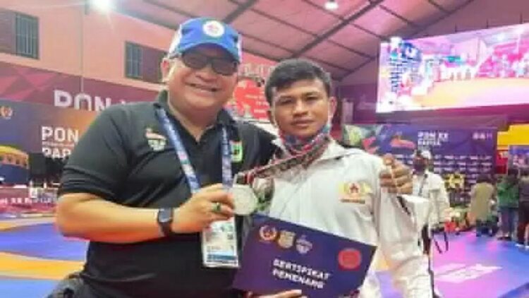 Manajer Gulat Sumbar Andre Algamar bersama atlet gulat Sumbar Heru Fernandes peraih medali perak PON Papua (ANTARA/ HO KONI Sumbar)