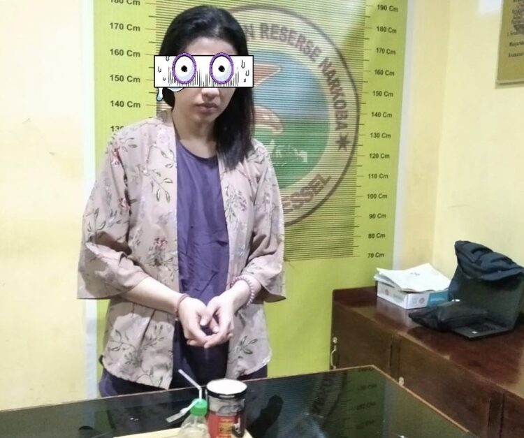 Mama muda berinisia  (26) IRT, berdomisili Kampung Koto Kenagarian Painan Selatan Kecamatan IV Jurai, Pessel, diamankan karena narkoba.