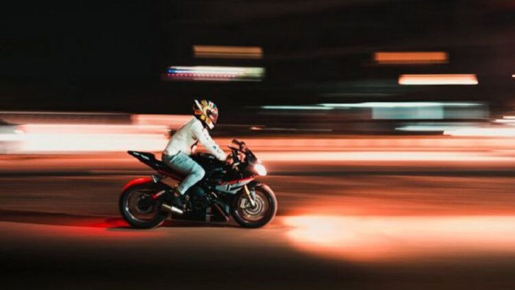 Keluyuran Naik Motor Bisa Menyehatkan Mental, Benarkah? 1 ilustrasi naik motor