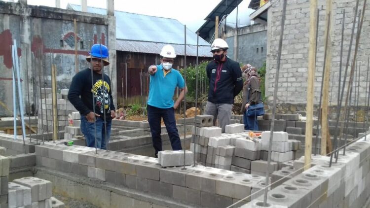 Ka. Dept. Bisnis Inkubasi Non Semen PT Semen Padang Pri Gustari Akbar (tengah) ketika meninjau pembangunan rumah contoh yang dibangun menggunakan interlock brick, di Aro Suka Permai, Kabupaten Solok, beberapa waktu lalu.