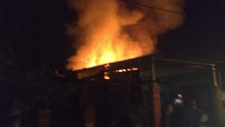 Kebakaran di Siteba, Petugas Damkar Kesulitan Karena Ramai yang Menonton 1 Kebakaran di Jalan Medan, Siteba., Sabtu malam.