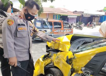 Kereta Api Hantam Minibus di Padang, Mobil Terpental