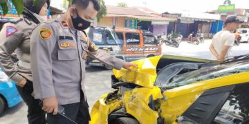 Kereta Api Hantam Minibus di Padang, Mobil Terpental 8 Kereta Api Hantam Minibus di Padang, Mobil Terpental