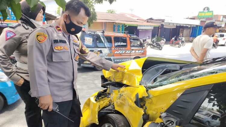 Kereta Api Hantam Minibus di Padang, Mobil Terpental 1 Kanit III SPKT Polresta Padang Ipda Indra Dwi Jatmiko langsung datang ke TKP.