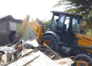 Waduh! Istri Selingkuh, Suami Ini Ngamuk lalu Hancurkan Rumah Sendiri Pakai Alat Berat