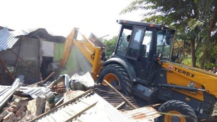 Ilustrasi rumah dihancurkan dengan alat berat. (net)