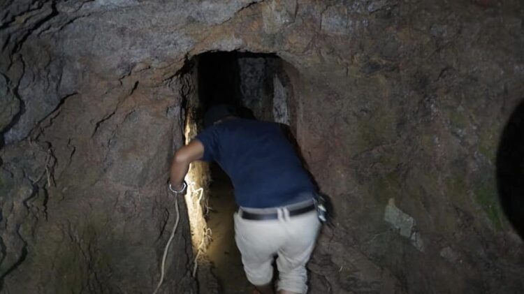 Lubang Jepang Ditemukan di Tabing Banda Gadang, Padang 1 Penemuan Lubang Jepang yang diduga hasil peninggalan bersejarah zaman penjajahan Jepang di masa lampau di Nanggalo, Kota Padang.