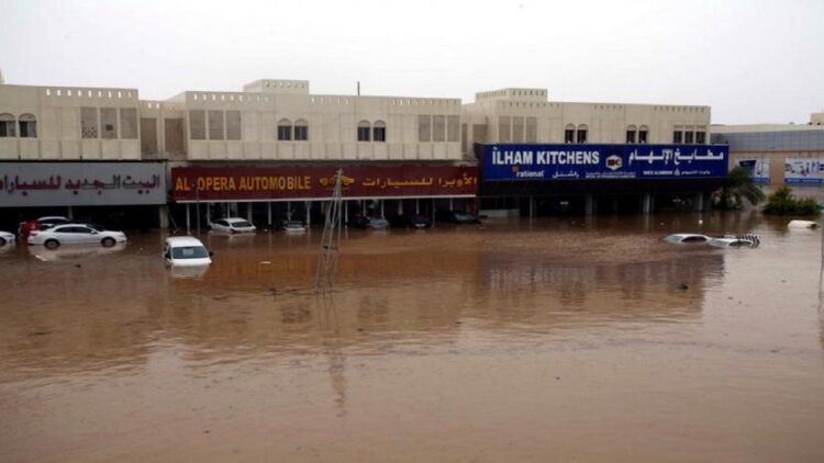 Topan Shaheen Tewaskan Tiga Warga Oman, Lebih dari 2.700 Orang Mengungsi 1 Mobil tenggelam di jalanan yang banjir akibat hujan lebat dan topan Shaheen yang melanda Muskat, Oman pada Ahad (3/10). Foto: EPA/Hamid Alqasimi
