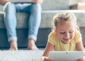 Ilustrasi penggunaan gadget atau HP pada anak. (net)