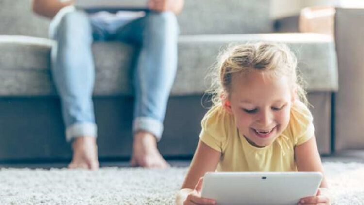 Ilustrasi penggunaan gadget atau HP pada anak. (net)