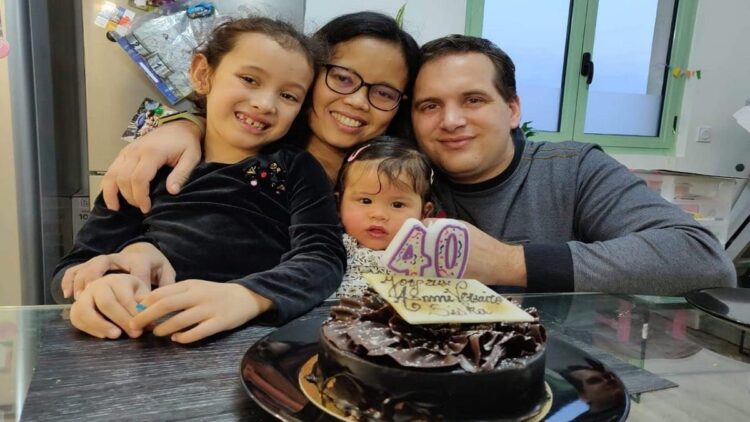 Pejabat perusahaan listrik di Prancis asal Kabupaten Solok bersama suami dan anak.