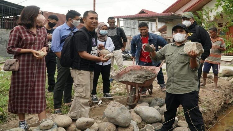 Peletakan batu pertama Kantor AJI Padang.