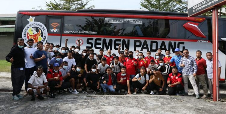 Ini Dia 27 Pemain Semen Padang FC yang Didaftarkan untuk Liga 2 Tahun 2021 1 Para pemain dan ofisial Semen Padang FC sebelum berangkat ke Palembang untuk helatan Liga 2 2021.