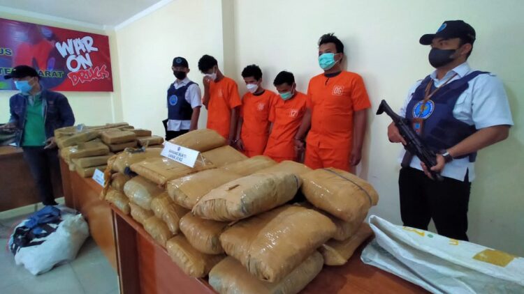 Dua Kurir Sabu dari Sumut Diciduk BNNP Sumbar, 50 Kilogram Ganja Diamankan 1 Gelar perkara dua kurir sabu yang diamankan oleh BNNP Sumbar.
