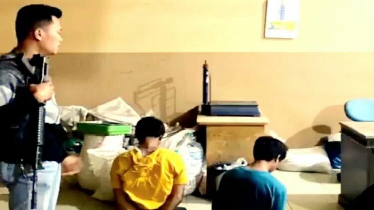 Dua pelaku pencurian 15 karung kayu kulit manis ditangkap polisi. (Antara/HO-Satreskrim Polres Bukittinggi)