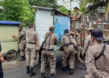 Satpol PP Padang Bongkar Lapak PKL yang Mengganggu Fasum