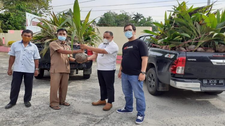 Penyerahan bantuan bibit pohon kelapa dalam dari PT Semen Padang diserahkan Staf Health Safety Environment (HSE) PT Semen Padang Alif Yuza kepada Plt Kabid Perkebunan Dinas Pertanian Kabupaten Dharmasraya Ijhon, Senin (18/10/2021).